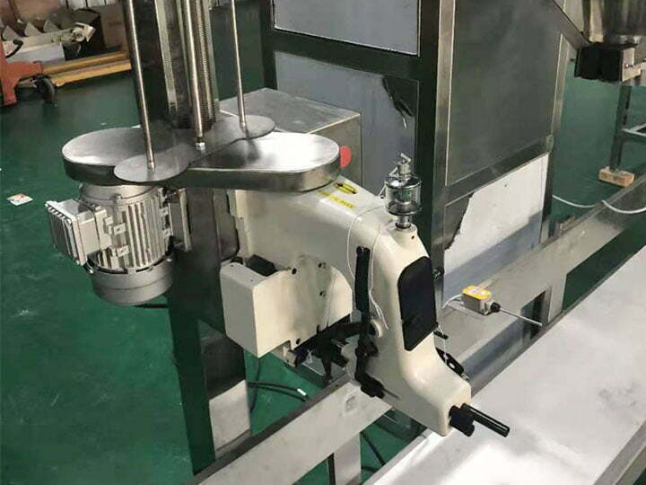 Sealing device of flour packaging machine